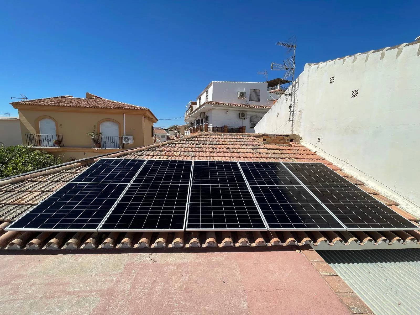 Placas Solares en Tejado Plano en Málaga: precio, tipos y lo que necesitas saber
